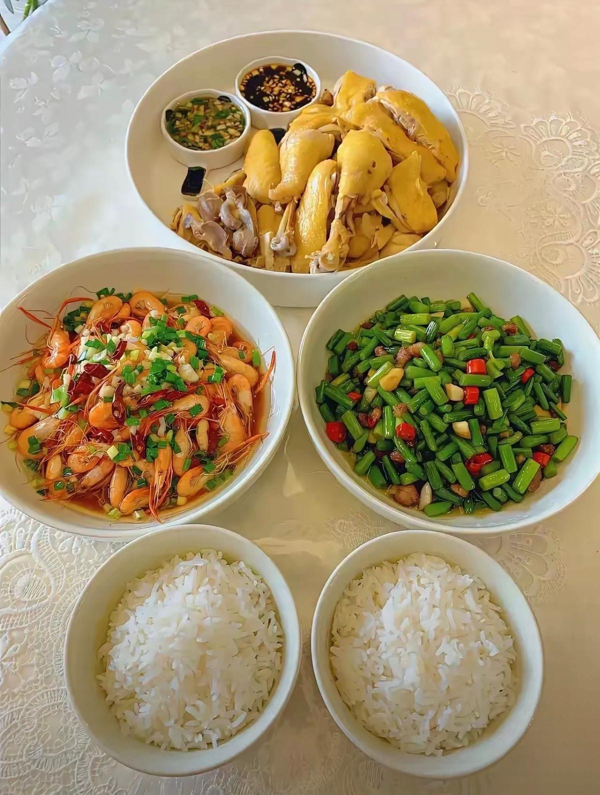 白切鸡，小河虾，蒜苔，做得好精致，很会享受生活的人。