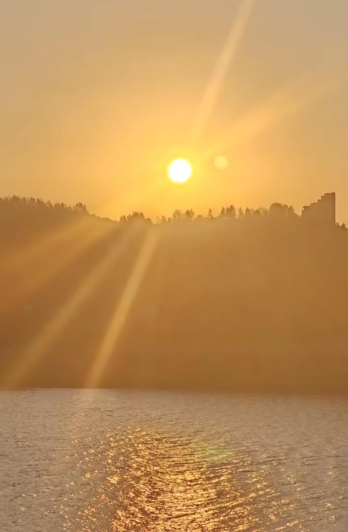 夕阳无限好，只是近黄昏
美景涌现出来，也转瞬即逝