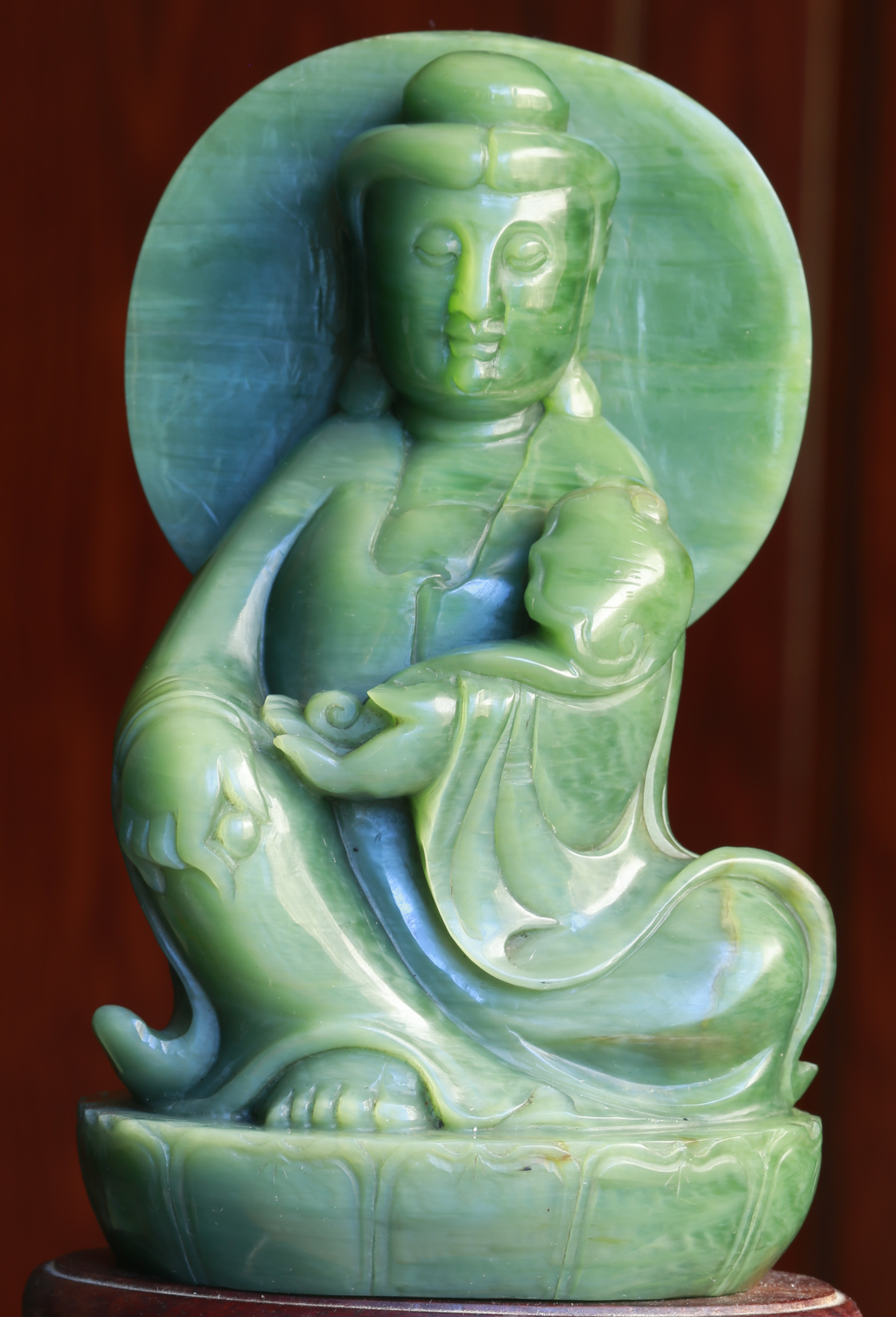 现代 . 碧玉观世音菩萨坐像摆件一件尺寸：重1460克，高168.8MM，宽10