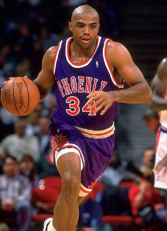 罕见地拍到了查尔斯·巴克利身穿太阳队80年代球衣的照片。巴克利从未在常规赛中穿过