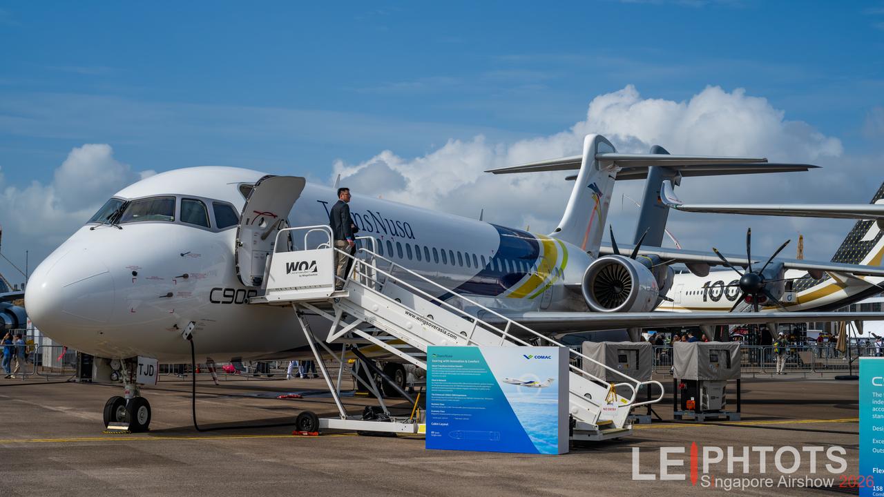 中国商飞已经成为新加坡航展上的常客了，图为印度尼西亚翎亚航空公司的C909飞机做