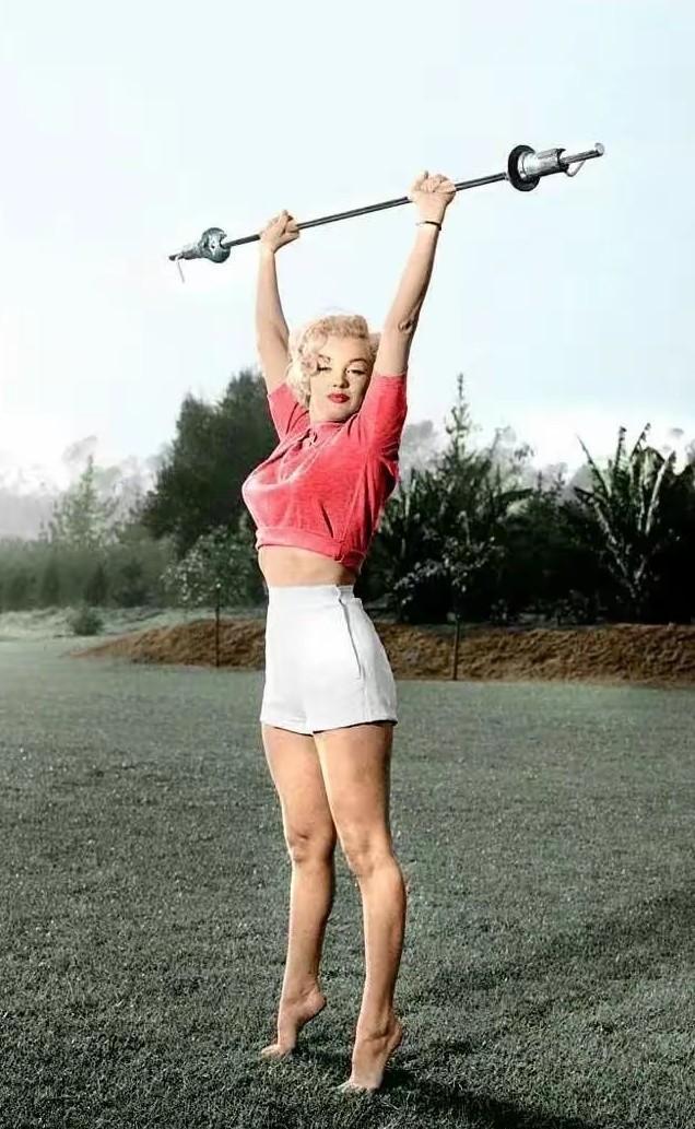 她不练哑铃，不节食，也不拍腹肌打卡照。
每天早上起来，就对着镜子，把一个抬腿动作