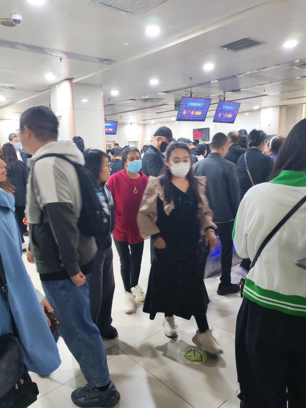 好像这么多人的地方除了医院还真不多。前几天体检，身体有点小问题，大夫说得确诊一下