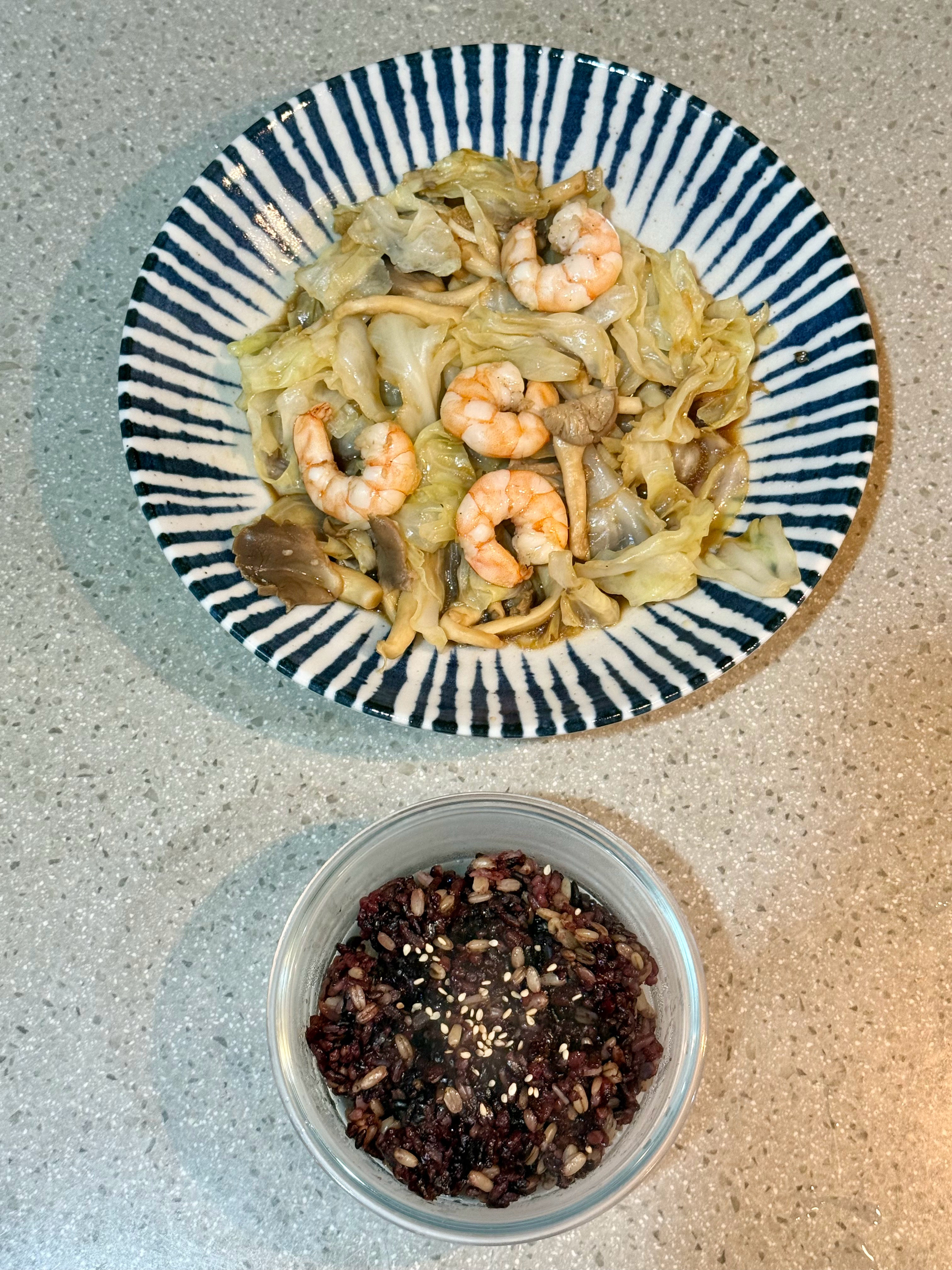今日份午餐和饭后甜品🍱昨儿还在回味几天前在某餐厅吃到的米糕甜品，今天就在某马搜