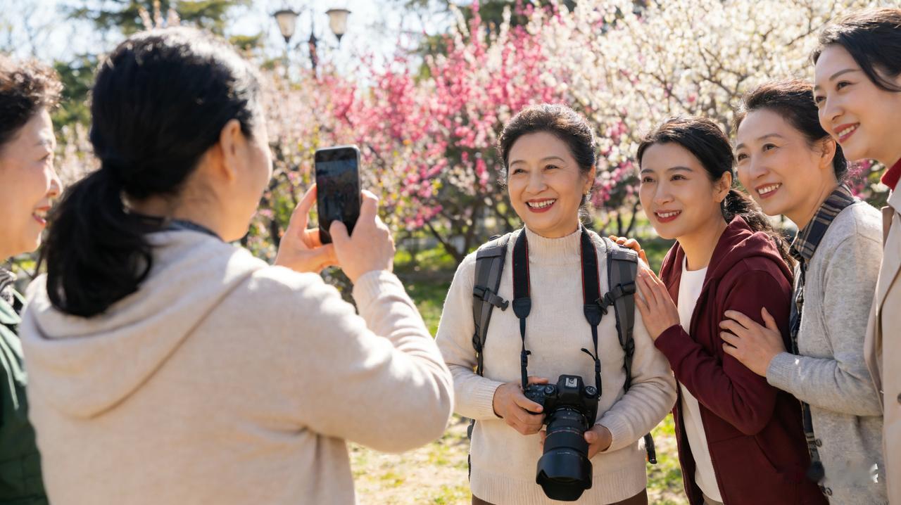 我最近发现一个特别有意思的现象：
那些越老越舒服的女人，几乎都有一个共同点——不