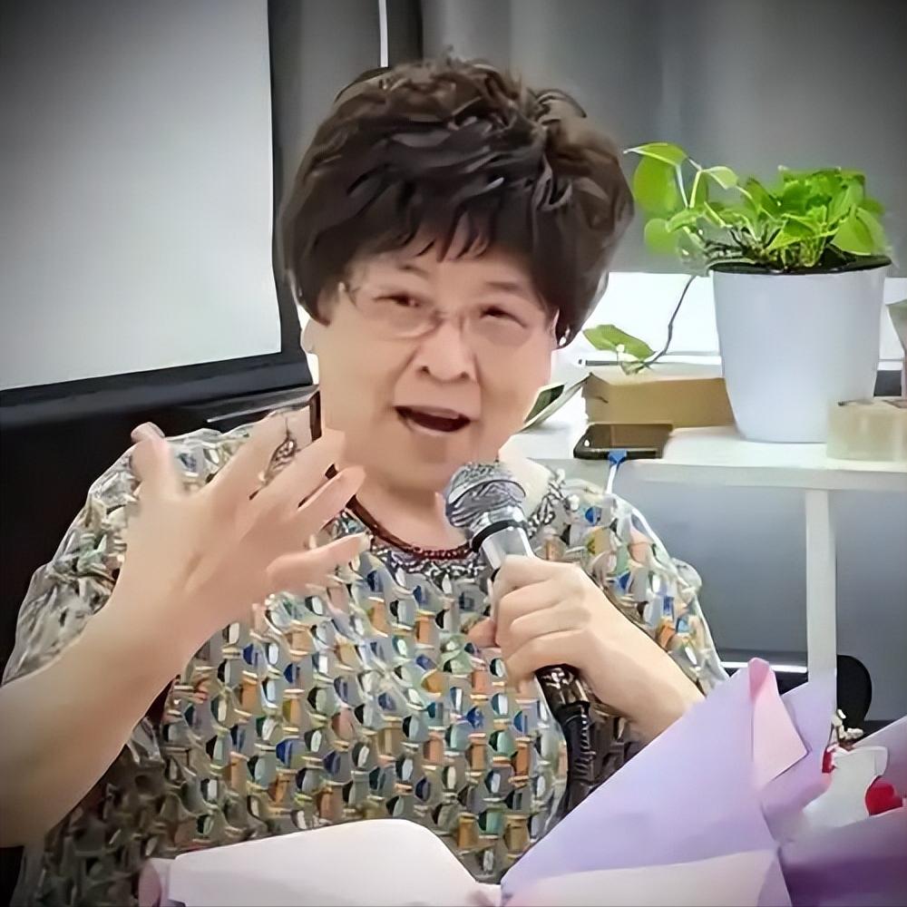 她曾是上海著名主持，如今自爆仨月没洗澡，住进月租1.2万养老院。
 
 
 
