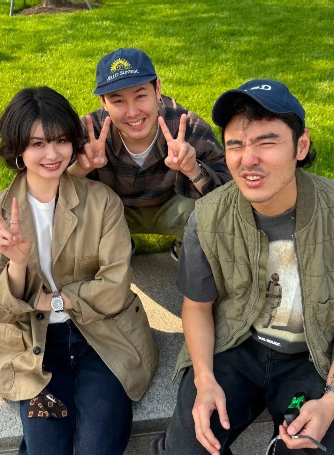 阮经天和弟弟、弟媳一同外出游玩，兄弟俩眉眼超像的！阮经天戴着棒球帽，有点胡子拉碴