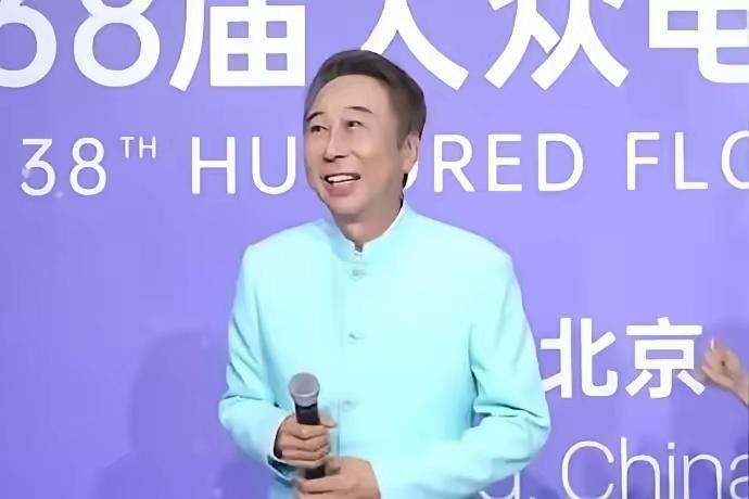 现在才明白，
冯巩老师现在不再频繁亮相了？
原来不是他离开舞台了，
是他身份发生