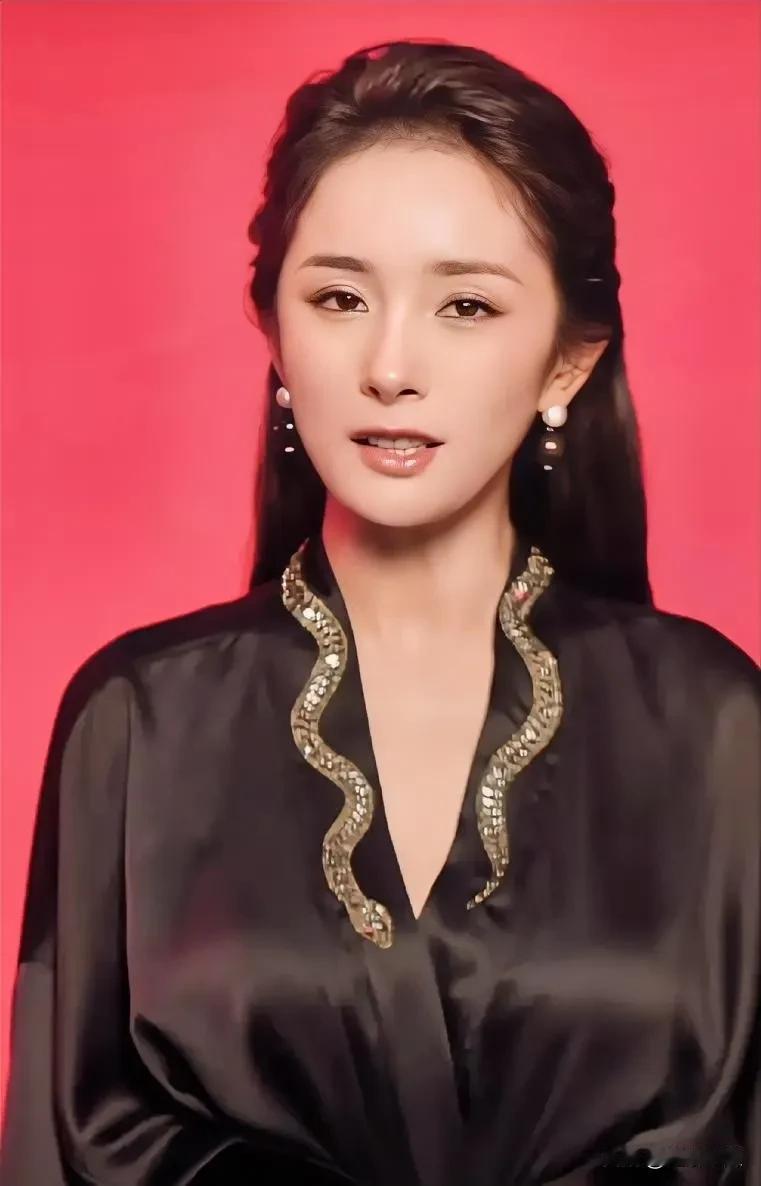 杨幂一直都很美丽，新的一年她又给大家送祝福啦！
她祝大家新春快乐，在新的一年里身