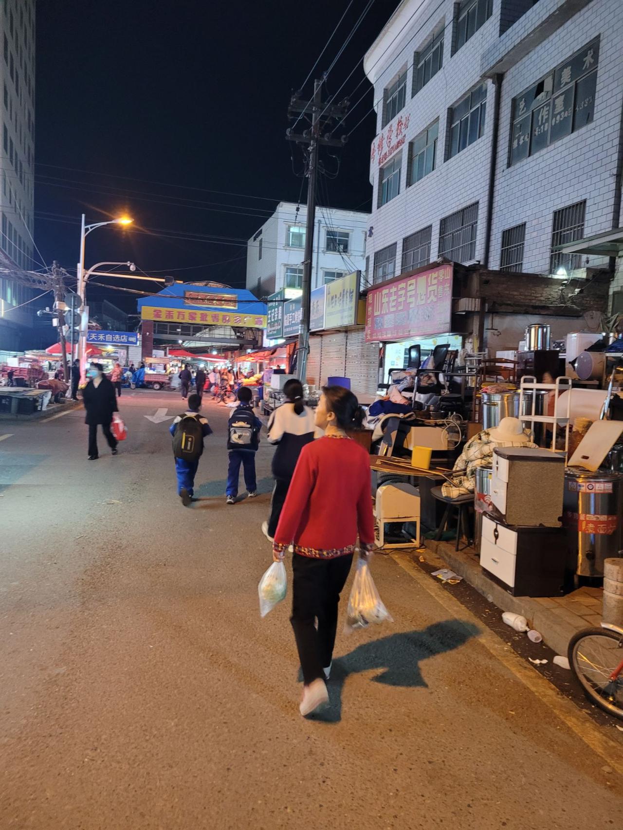 “妈，我都得癌了，你为啥还不肯去养老院呢？”61岁的大姑终于忍不住，对着88岁的