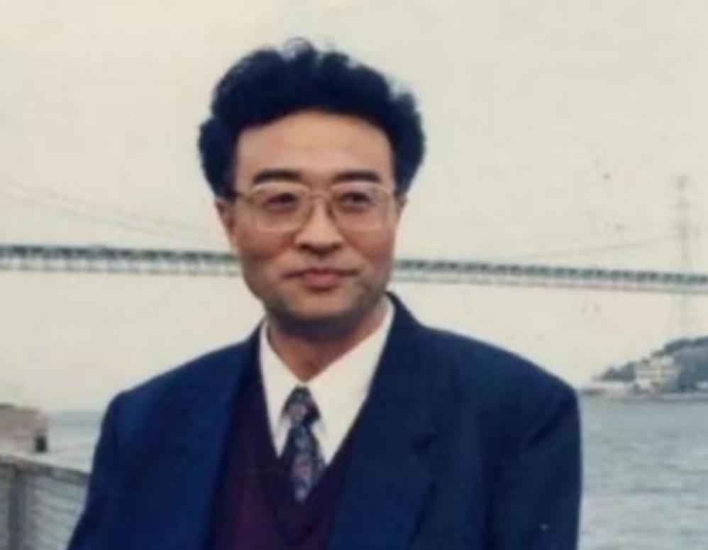 别总拿祸不及妻儿这套漂亮话来粉饰太平了。
现实的铁锤敲下来时，老子犯了天条，
儿