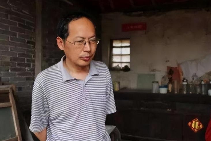 1980年，16岁的刘汉清被哈工大录取，全镇人敲锣打鼓欢送，如今62岁靠400元