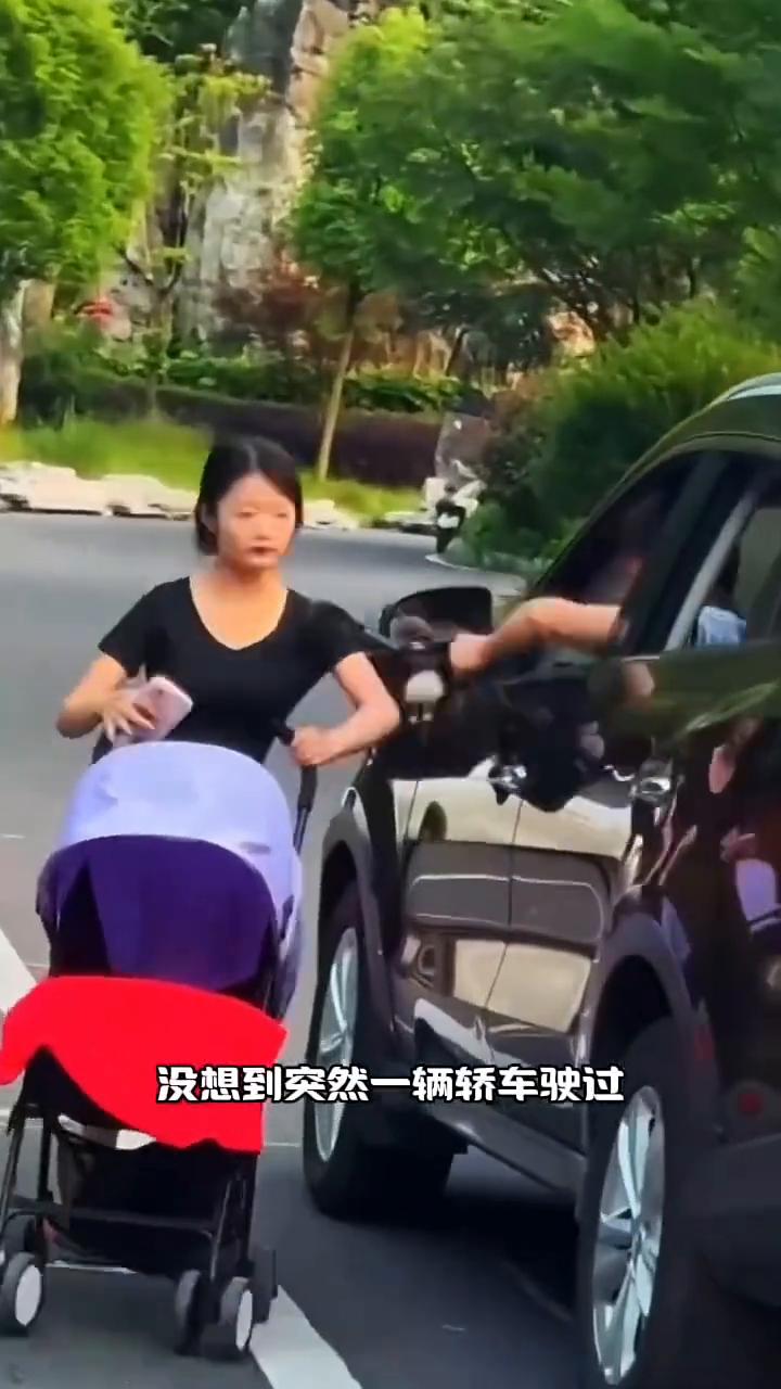 注意看，这个女人正在逛街，没想到突然一辆轿车驶过，抓起女人的手提包就跑。女人由于