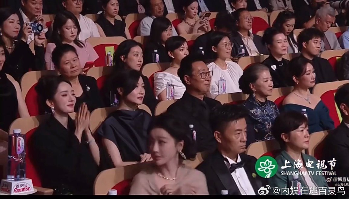 杨紫回头给杨幂鼓掌了 杨紫还回头给杨幂鼓掌了！！杨紫回头给杨幂鼓掌