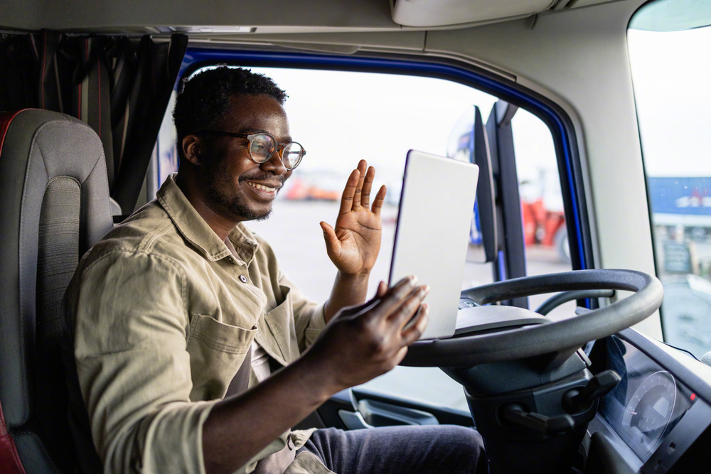 让每一位卡车司机安全回家车轮滚滚，奔赴山河日夜兼程，扛起万家烟火每一位卡车司机，