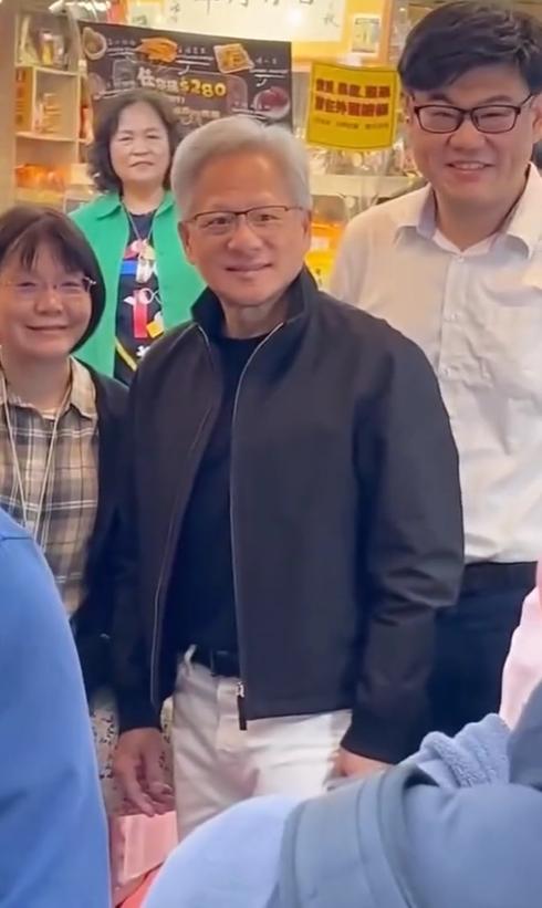 黄仁勋一家四口现身台北！

11月27日，有网友偶遇英伟达创始人黄仁勋现身台北，