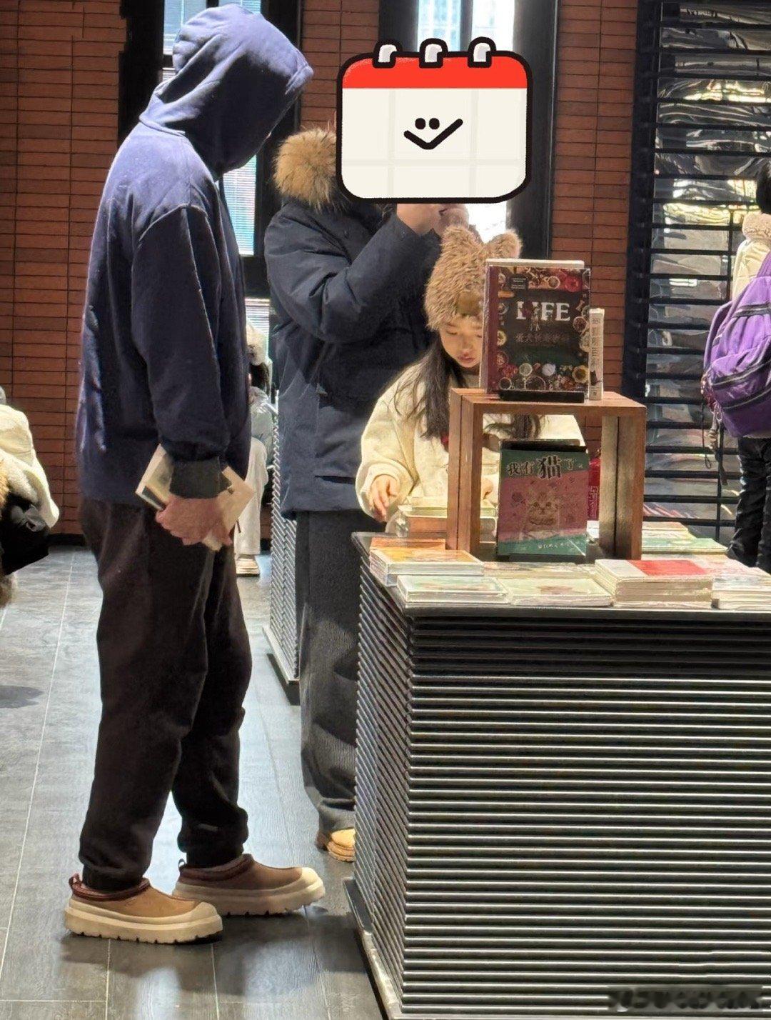 小酒窝跟爸爸去天津度假了，父女俩在书店被偶遇，网友表示先看到漂亮的小酒窝，高云翔