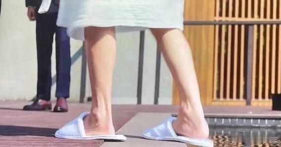 秦岚的脚感觉和她的美颜好身材不太搭 