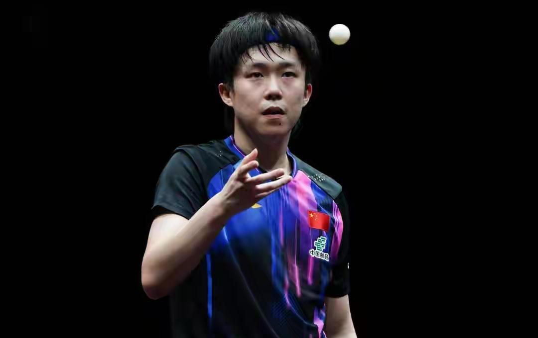 腰疼到必须退赛时，他第一件事是撑着球台，向对手道歉。
这已是一周内的第二次紧急刹