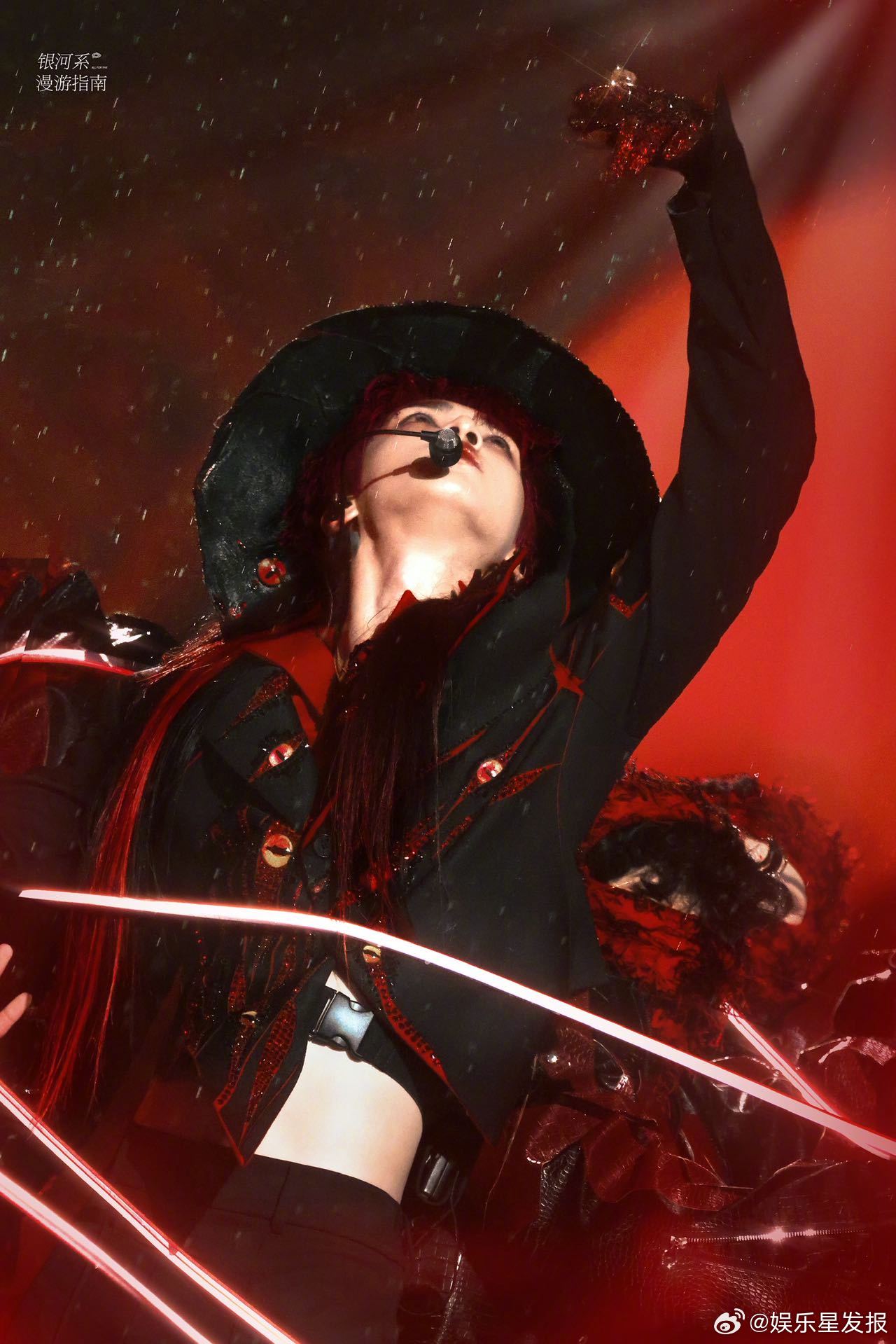 伊丽莎白捡到严浩翔站姐手机 谁家站姐手机掉了！满屏都是同一个人的live图……本