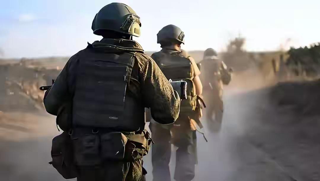 突发，战场上局势变幻莫测。近期，有视频出现一名俄军押送一群乌军战俘，且没人反抗，