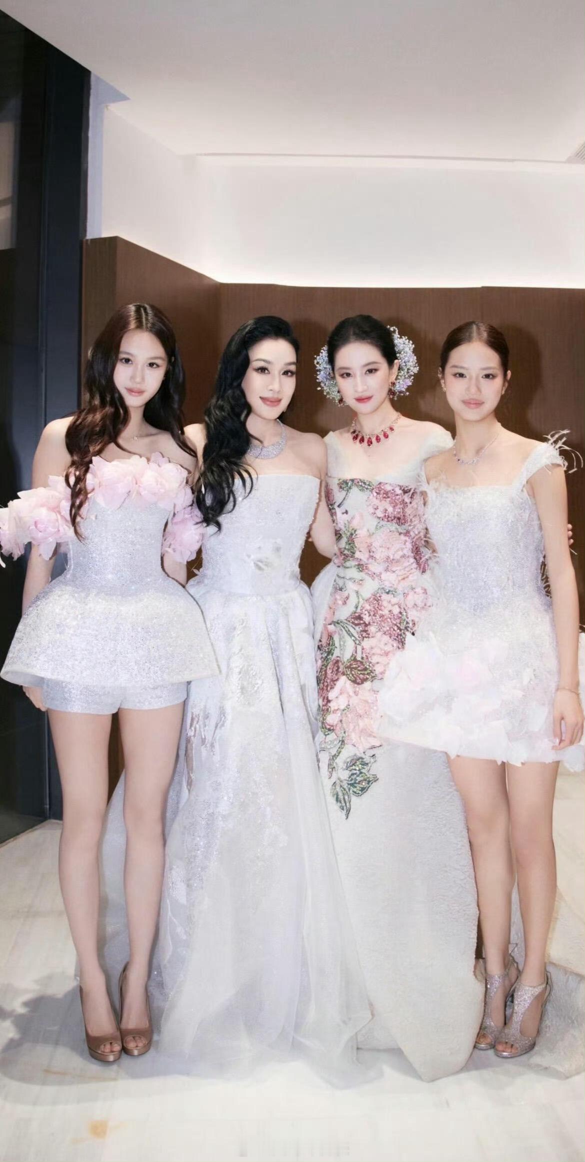钟丽缇带俩女儿与刘亦菲合照钟丽缇母女与刘亦菲同框 钟丽缇带俩女儿与刘亦菲合照，四