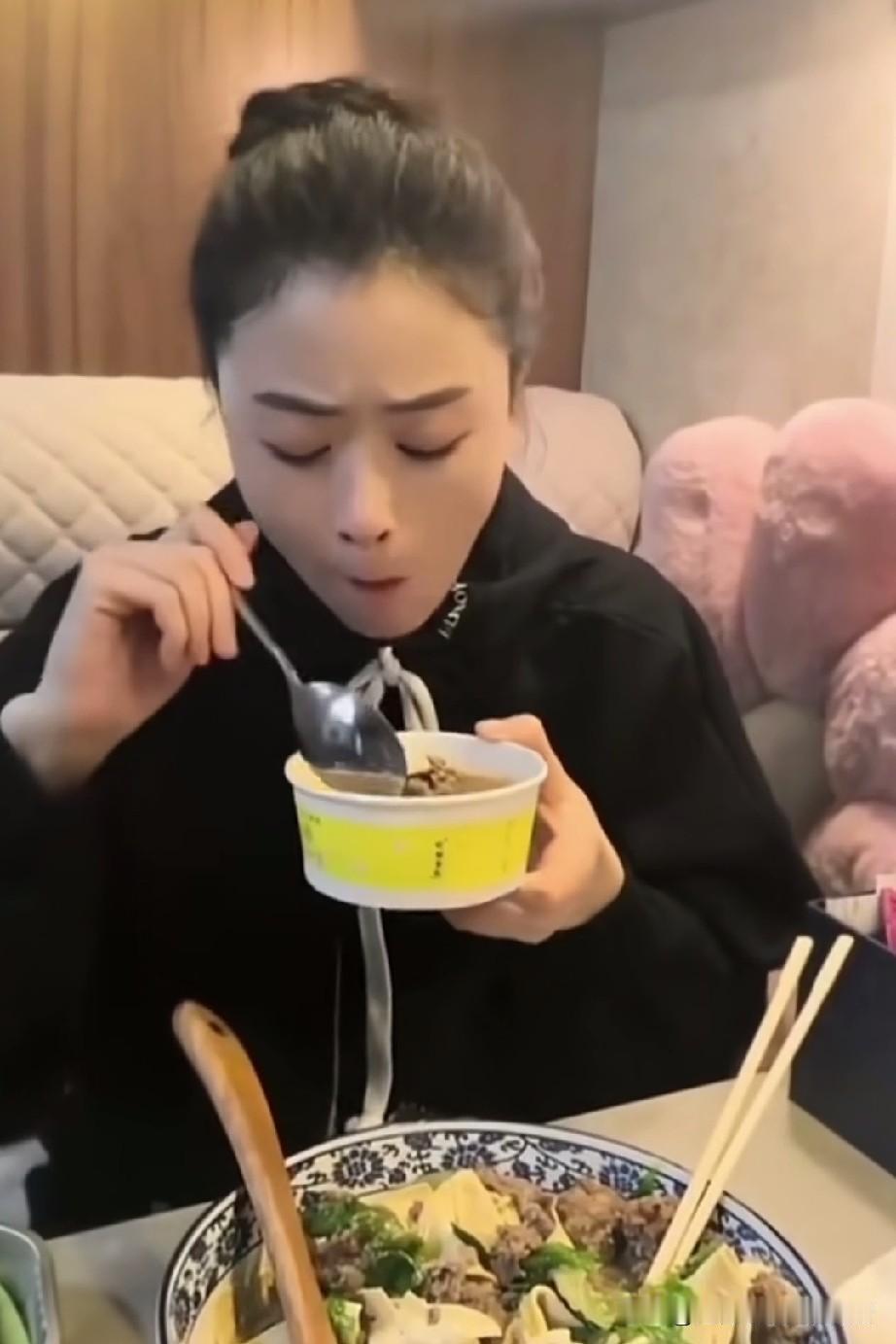蒋欣正在剧组拍戏，剧组为她准备了丰盛的减肥餐。网上时常能刷到蒋欣拍戏的视频，可却