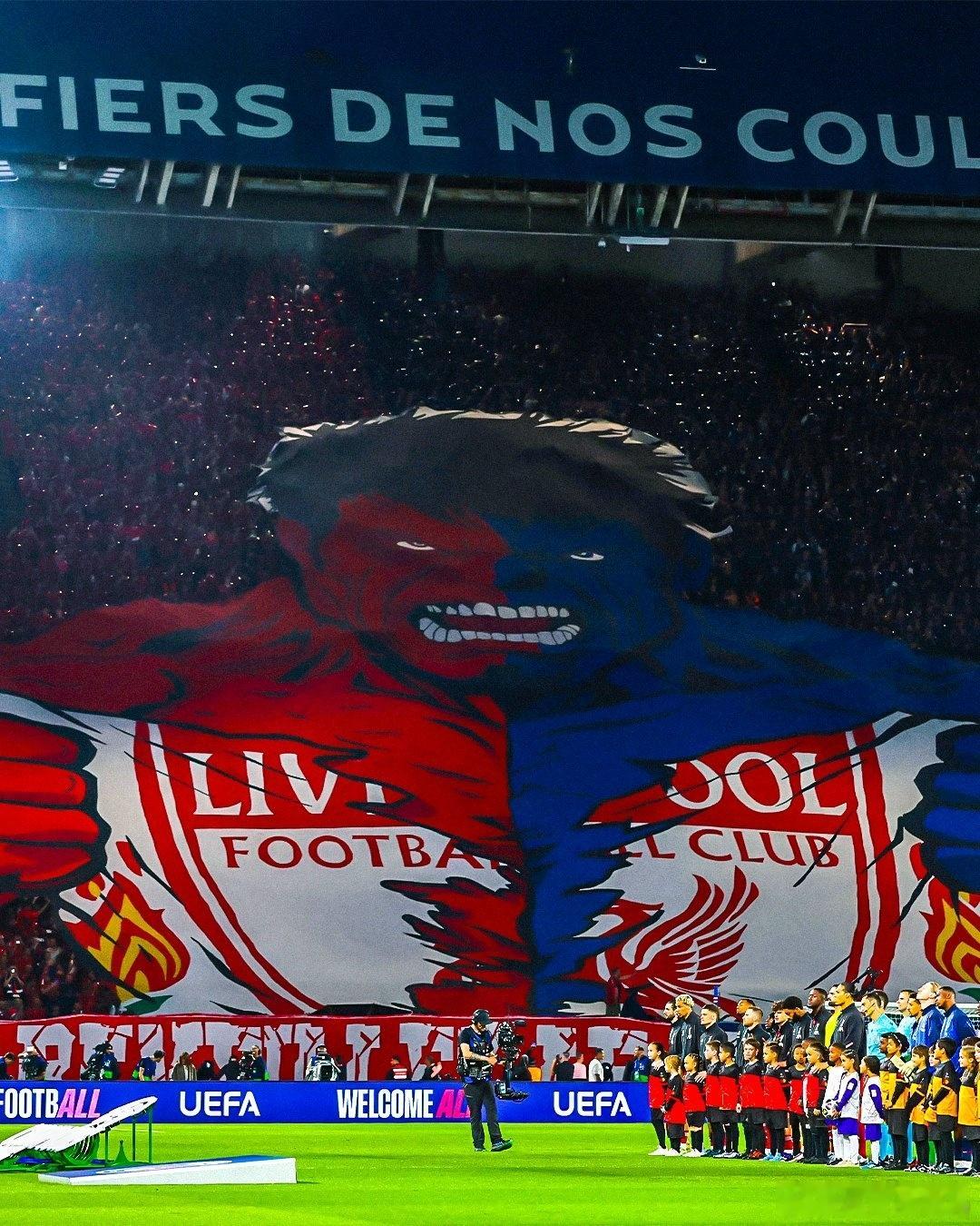 欧冠 巴黎圣日耳曼在欧冠四分之一决赛对阵利物浦的比赛中，展示了一张冷冰冰的巨型横