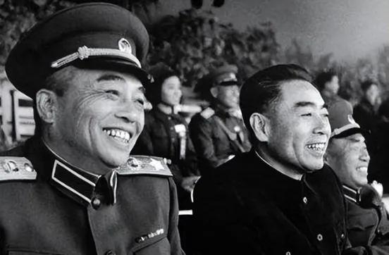 1966年，造反派翻墙押彭老总进京，景希珍掏出手枪：谁敢动！

1966年一天夜