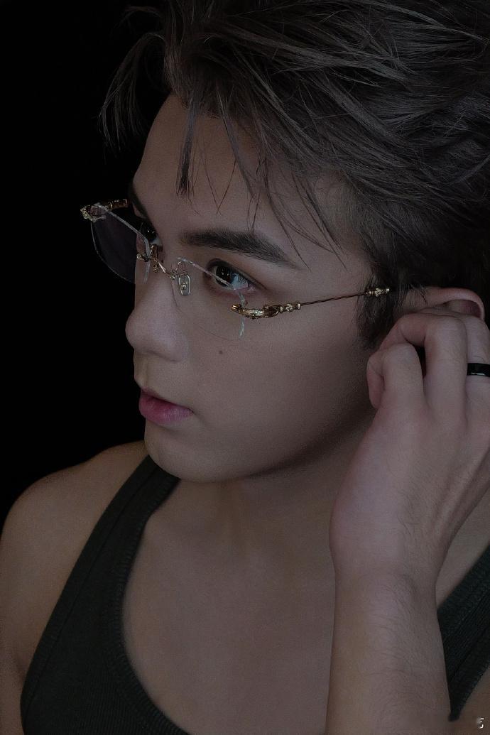 吴磊熟男总裁既视感吴磊亮相BVLGARI上海高级展览，气质蜕变格外直观，告别青涩