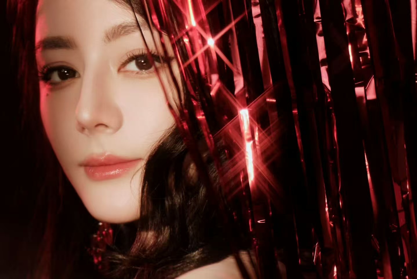 迪丽热巴贺岁照迪丽热巴红裙好明媚 迪丽热巴贺岁照来袭，谁懂这个热巴红裙好明媚啊，