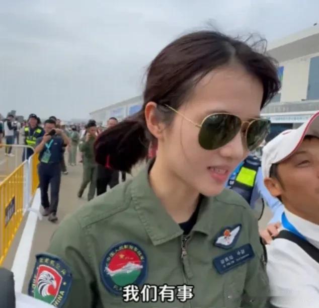 13日最美飞行员徐枫灿，灿烂辉煌，粉丝们热情似火，纷纷表示合影留念，被徐枫灿，婉