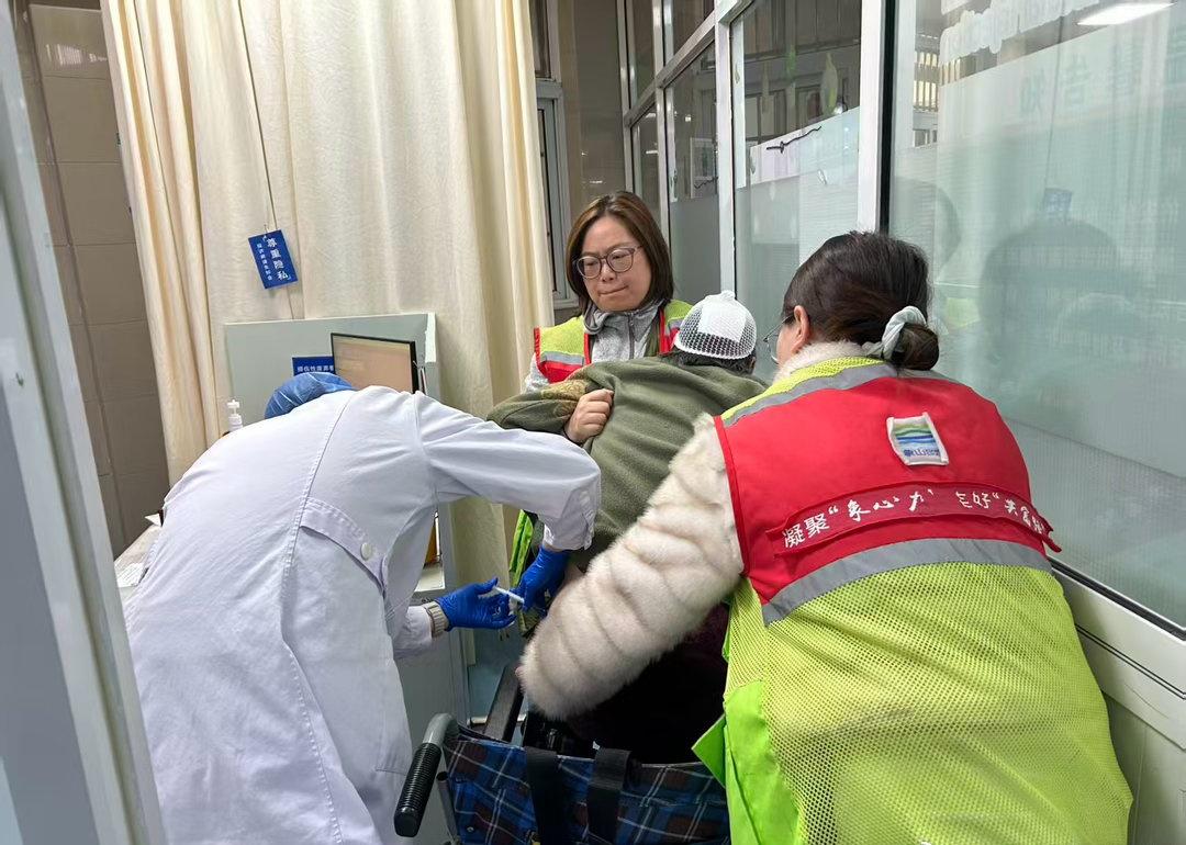 这座城市的文明底色便愈发清晰。为宁波的凡人英雄喝彩，你们的微光，照亮了整座城市的