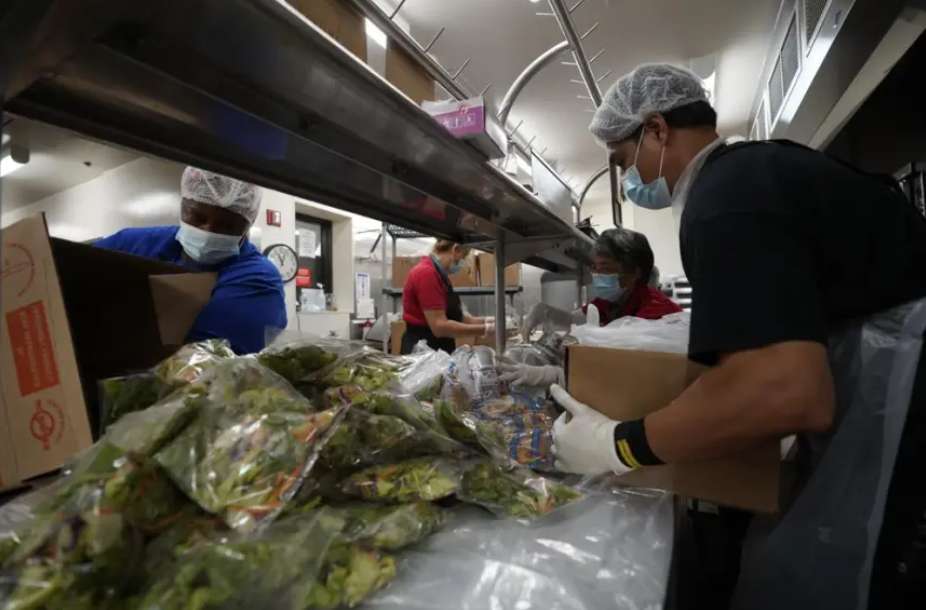 【加州拟禁超加工食品进入学校】旨在逐步淘汰学校餐中“特别有害”超加工食...