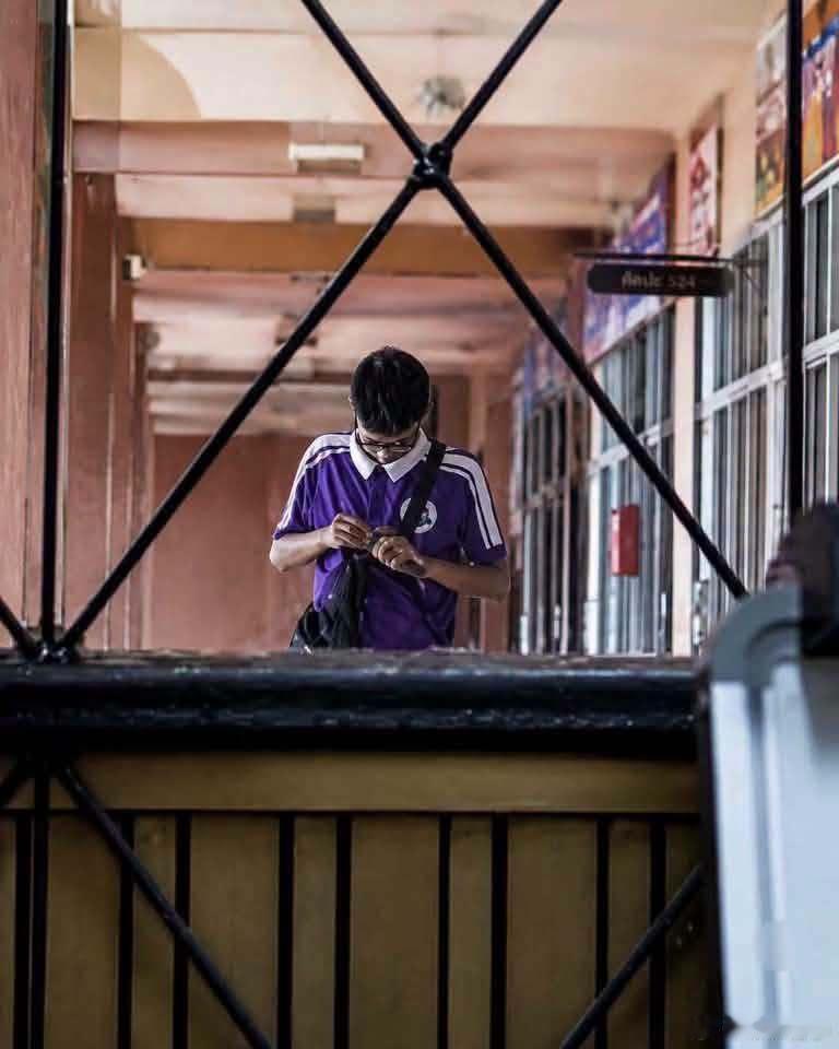 泰国校园枪击已致7死泰国校园枪击案枪手还杀了祖父母再赴学校开枪。泰国头条新闻社讯