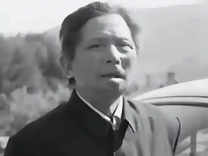 1971年，黑龙江逊克县，一位退伍老兵在田埂上接过油票，瞥见印章上“李玉安”三字