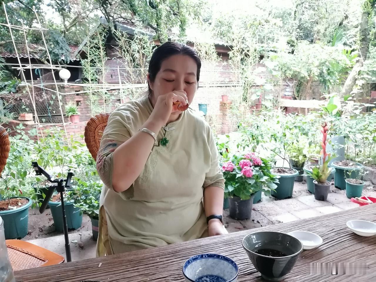 退休第581天，早安。

这世上所有的所谓捷径，其实都在暗中标好了难以承受的代价