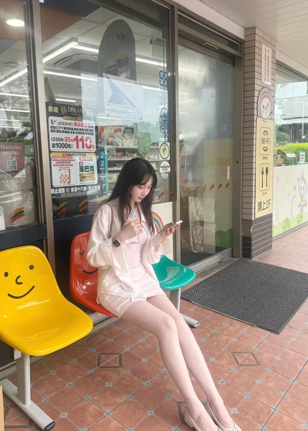 便利店门口的笑脸椅
直接把我的松弛感焊在身上了
✨
 
便利店门口的彩色笑脸椅也