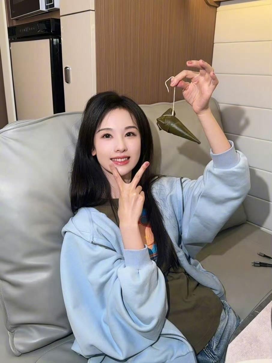 陈都灵，可爱的嘟嘟向榴莲味粽子投降啦！