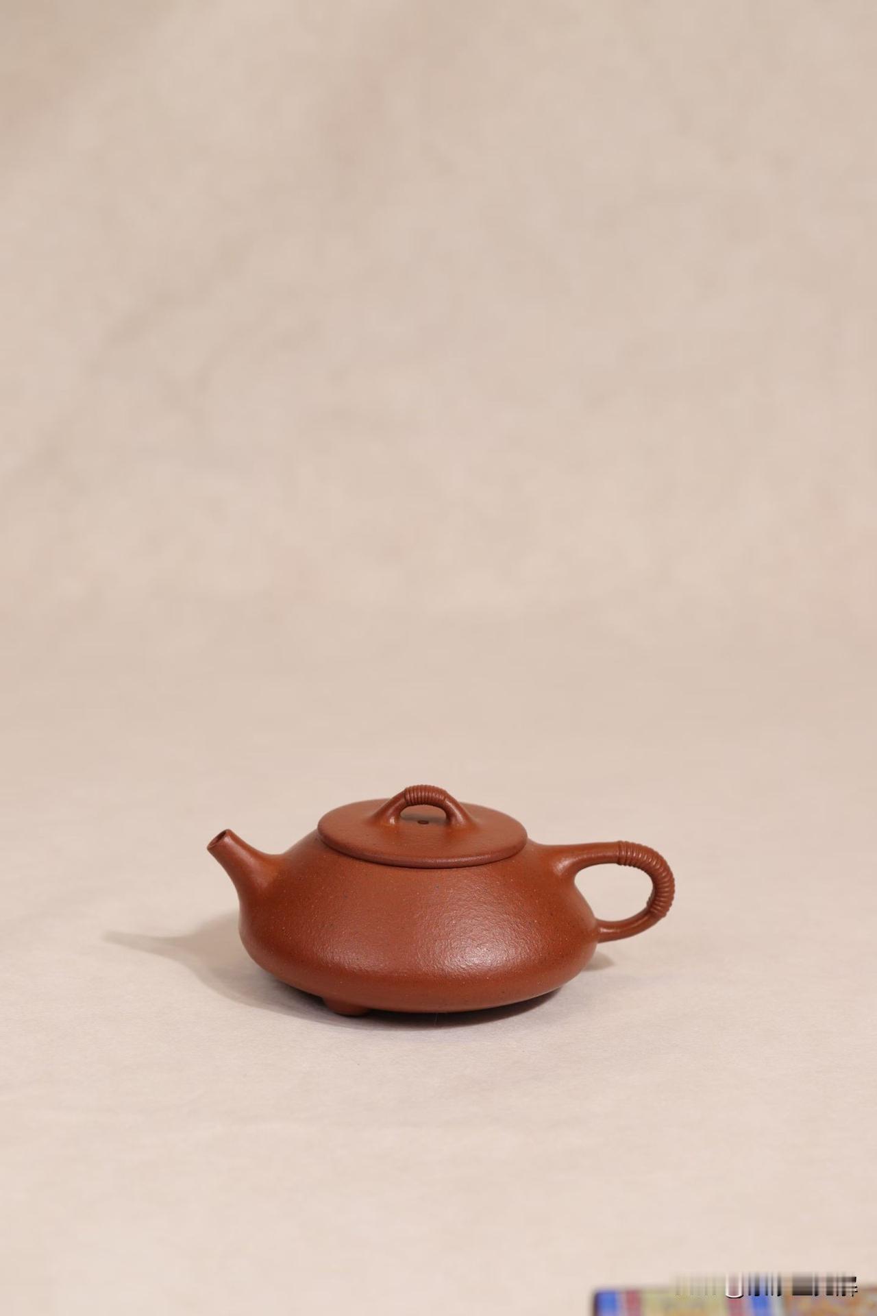 紫砂“砂为骨，泥为肉”，很多人只知其一，不知其二！
紫砂圈常说：“砂为骨，泥为肉