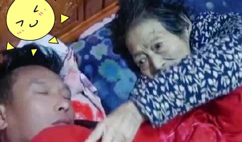 2023年，男子伺候病危的母亲，由于太疲倦睡着了，醒来时，发现母亲已经走了。回看