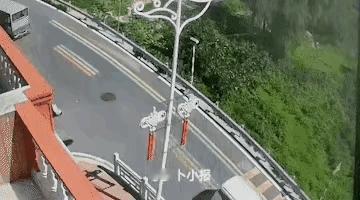 消失的她们，落寞的高跟鞋，躺着无聊的电动车。
