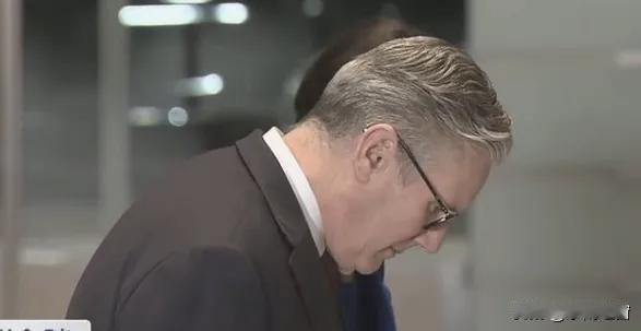 谁说斯塔默是被算计？分明是老谋深算的“以退为进”！他乖乖配合鞠躬礼，看似被高市利