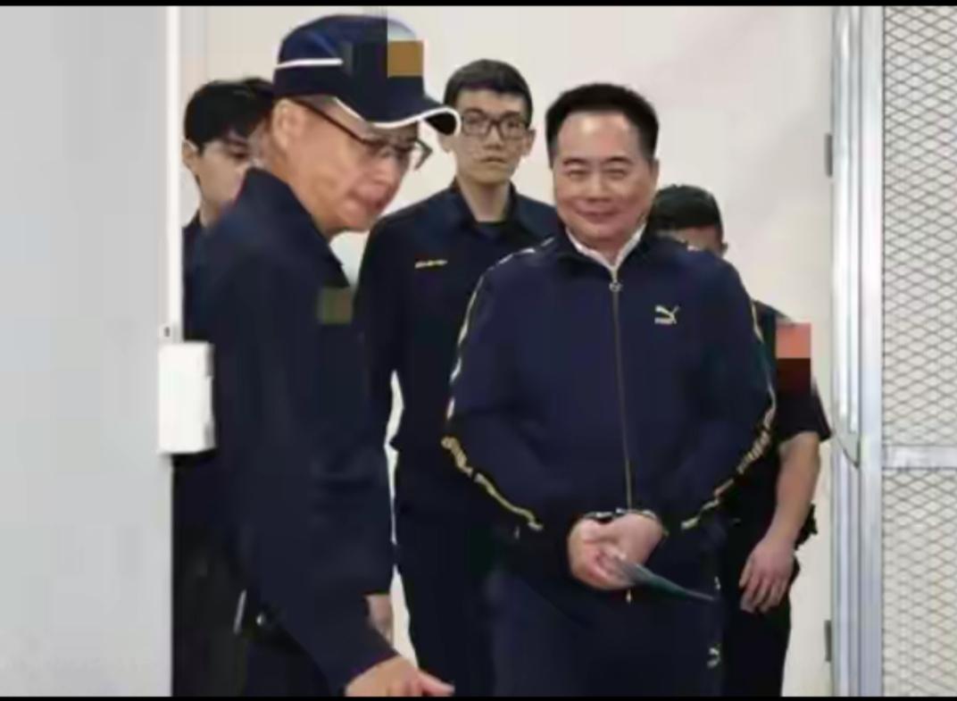 蔡正元今天面带微笑，无所畏惧走进‘绿营’布置的黑牢”，并表示“会以灿烂的笑容迎接