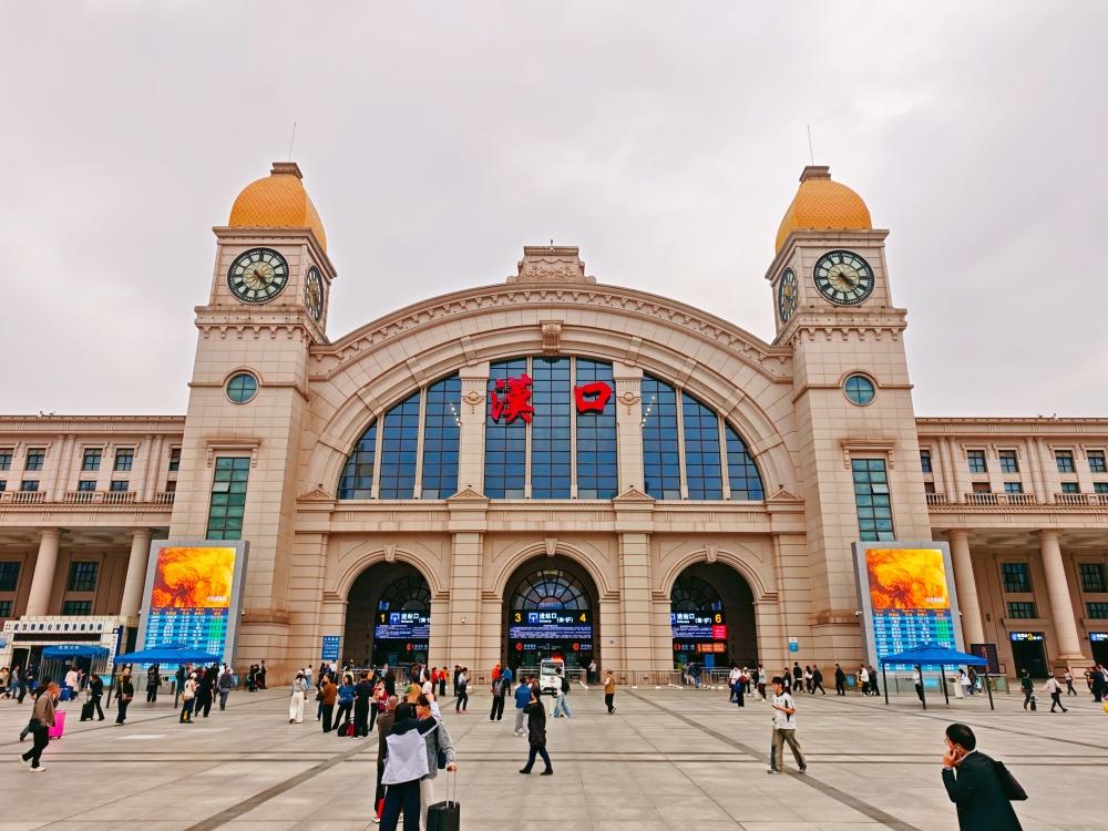 【汉口至汉口普速环线列车今开行】4月8日“汉口至汉口”普速环线列车正式开行。6元