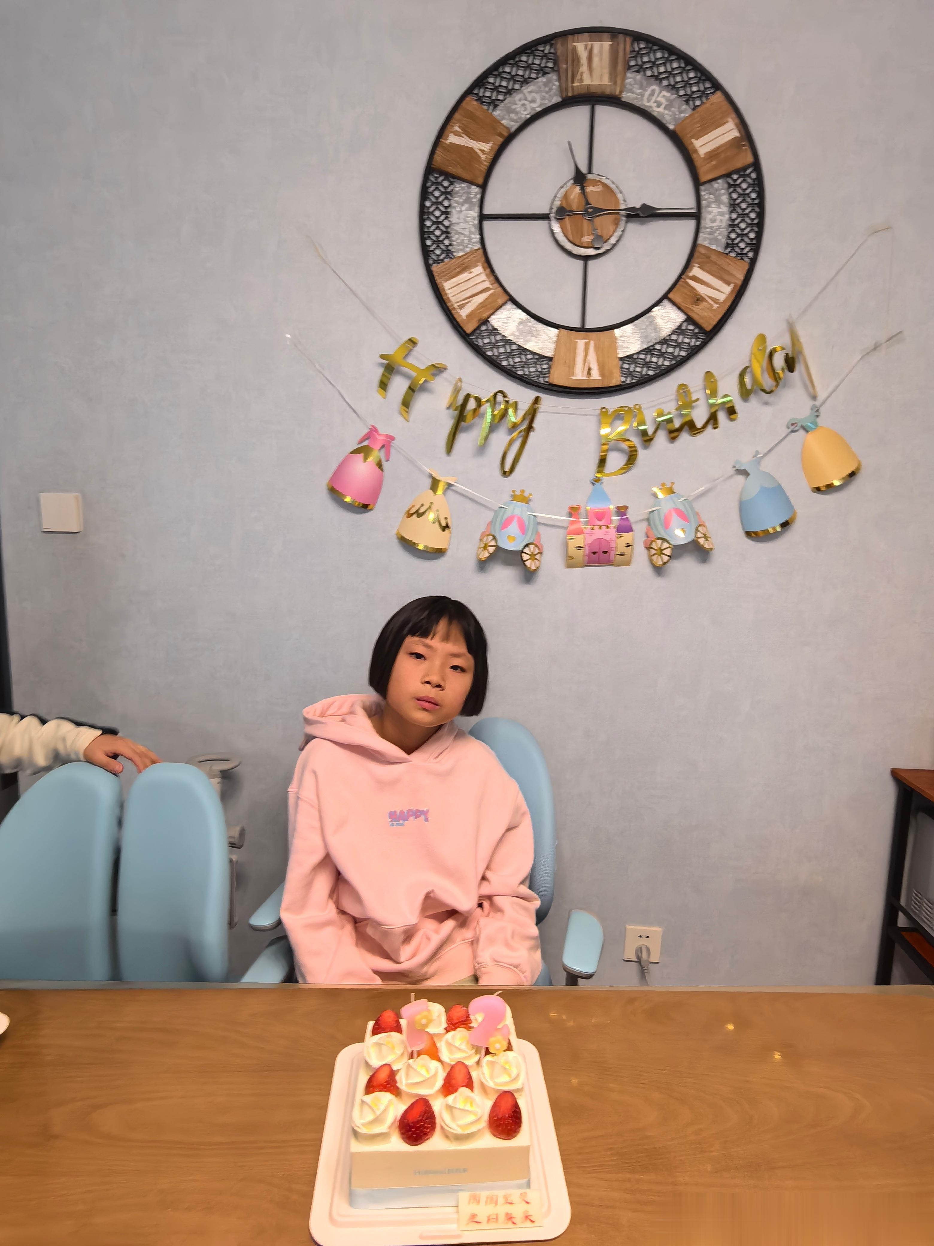 12岁陶勇这个女娃儿拽拽的，拍照的时候就是不配合。往好了说，是有个性；往实在了说