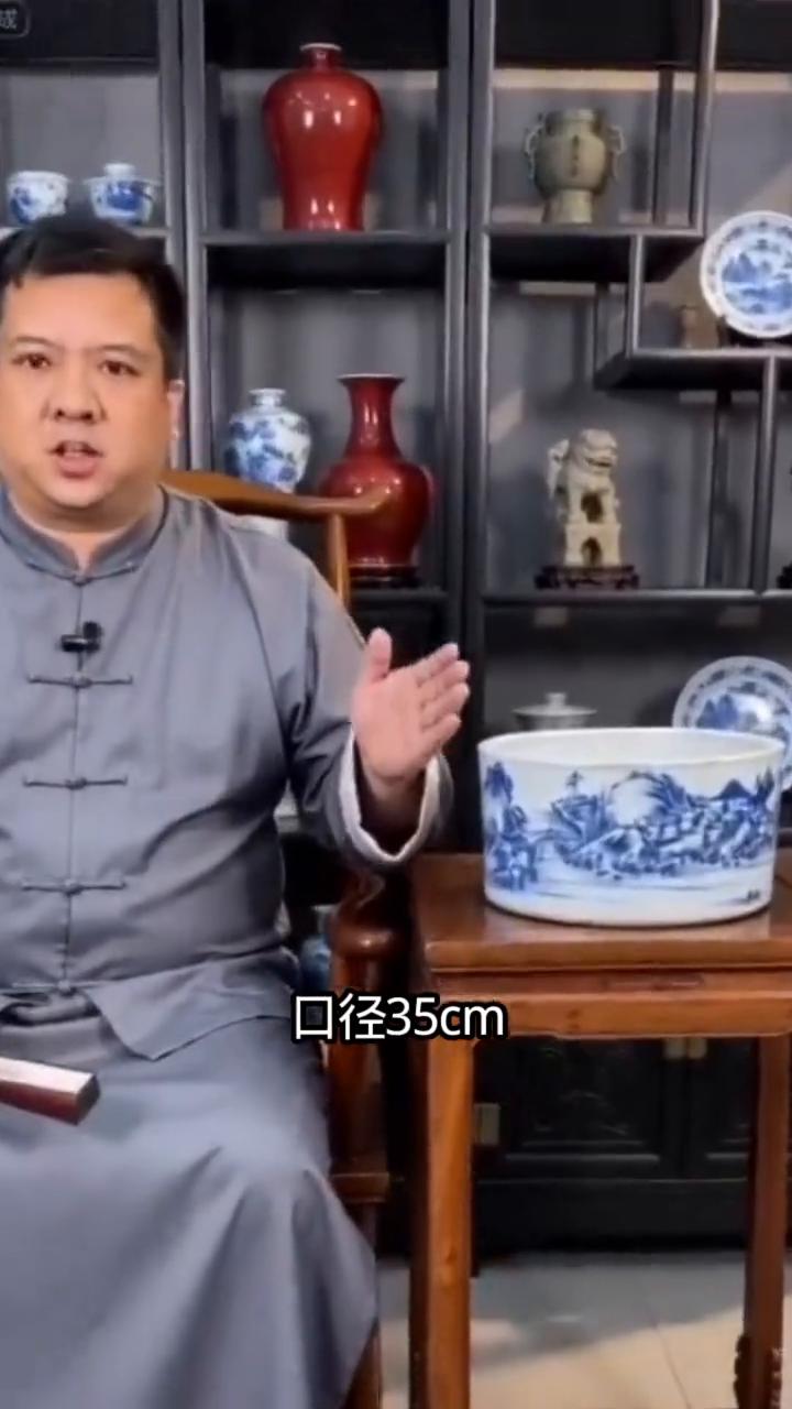 预测青花缸会多少钱成交？
这件清康熙青花山水图纹缸口径35cm，高18.7cm，