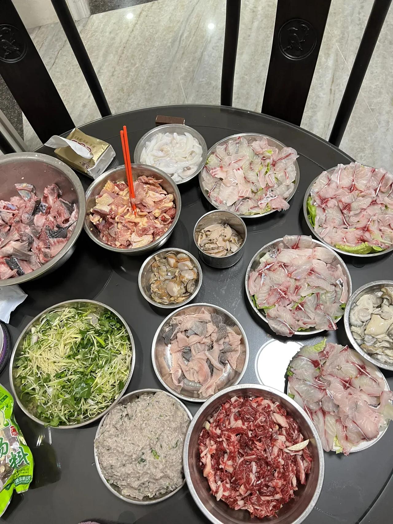 广东人为何喜欢使用不锈钢盆装菜？
大家有没发现，在广东街头，各种小吃美食，都喜欢