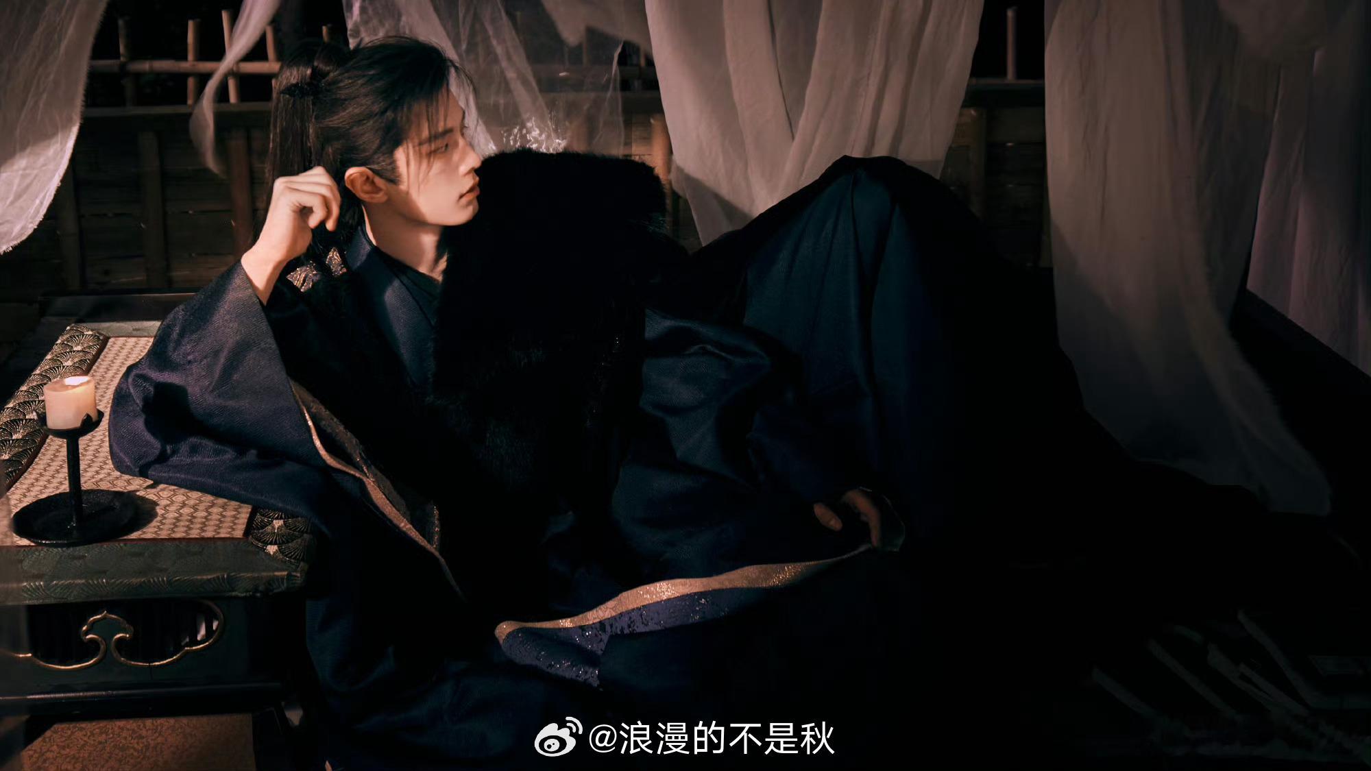 何与百花杀出场镜头何与萧华雍热度何与萧华雍初登场氛围感拉满，一身孱弱太子扮相藏尽