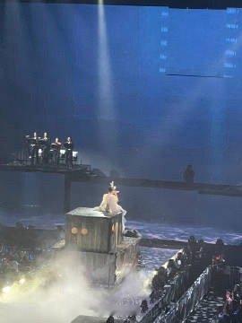 杨千嬅稀客重回红馆已是大合唱 时光流转，七年后杨千嬅重回红馆，《稀客》旋律响起，